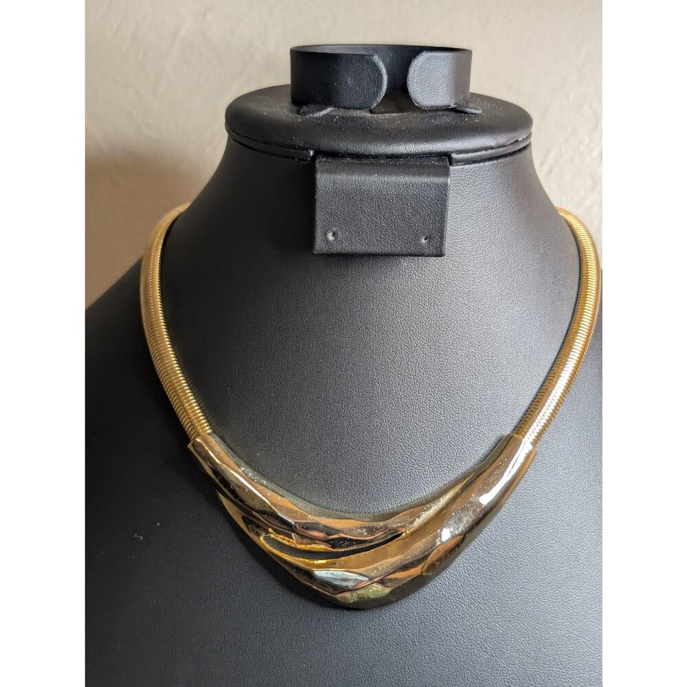 Vintage 80s Hammered Overlapping Triangle Stretchy Gold Tone Omega Necklace